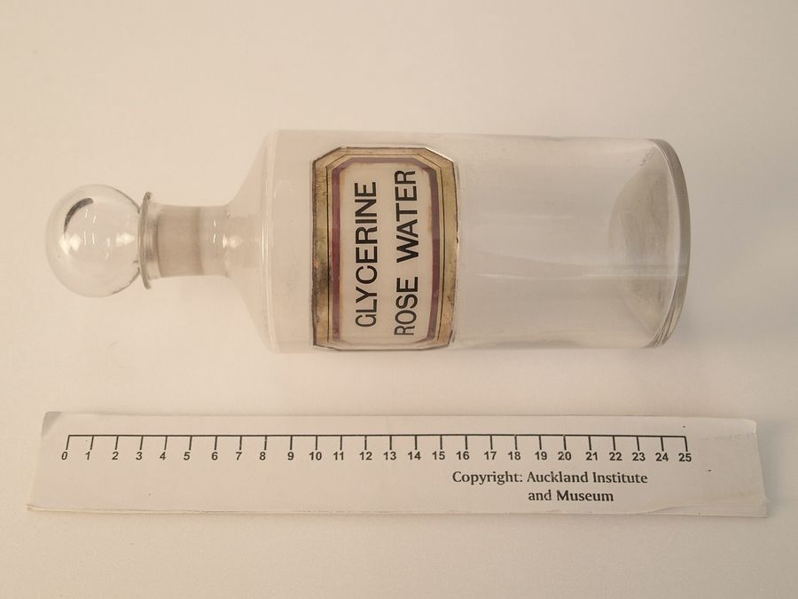 中身の名前が貼られた、薬局用のガラスびん