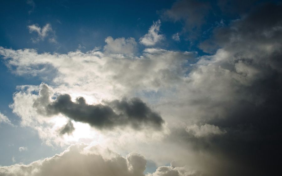 雲のあいだから光がもれている空