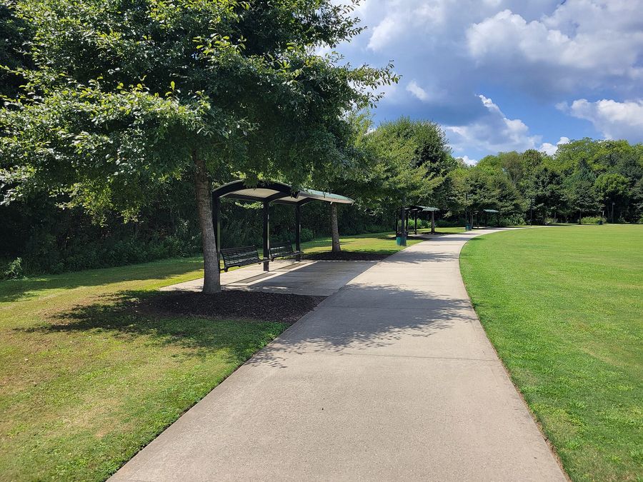 川ぞいの公園にのびる歩道