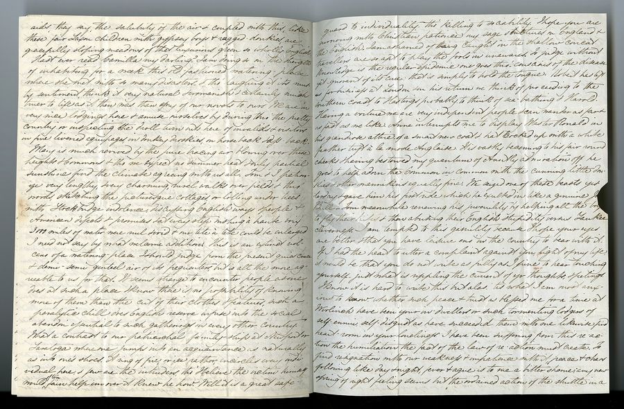 ペンで書かれた手紙が、見開きで開かれている